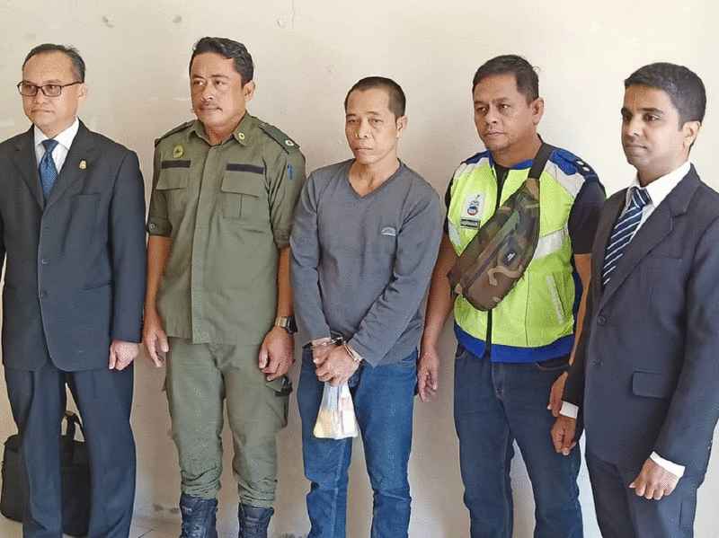 被告苏拜迪（右三）因非法持有2支象牙被判坐牢18个月及罚款5万令吉。