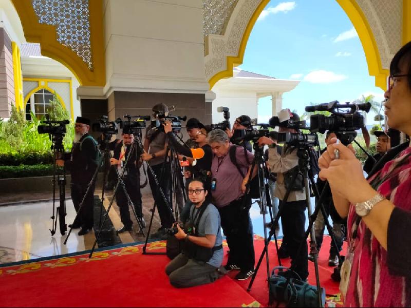 媒体在国家皇宫内准备采访。