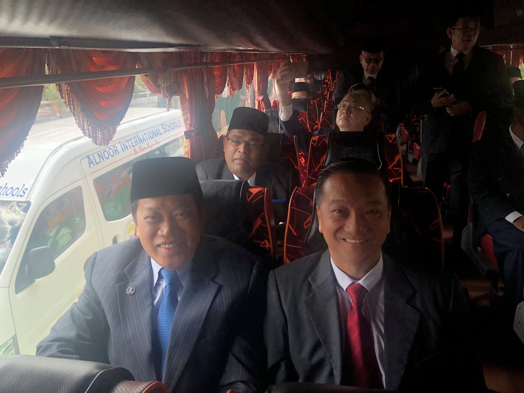 国阵议员坐分乘两辆巴士到国家皇宫。