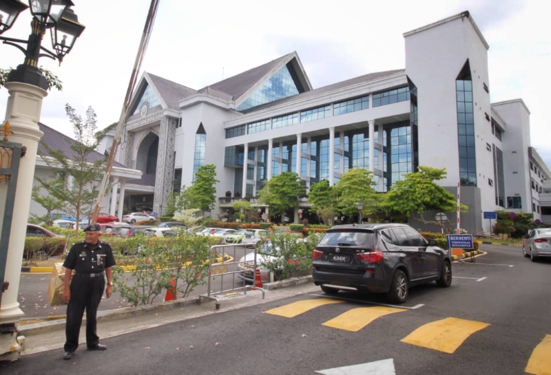 霹雳州政府大厦周一照常办公，一片平静，未受到中央政局影响。