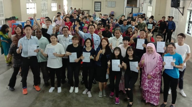 考获佳绩的学生们与师长分享喜悦。第二排左四及五为家协主席杨振洲及薛伟贤。