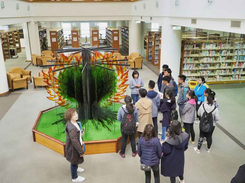 参观长荣大学图书馆。