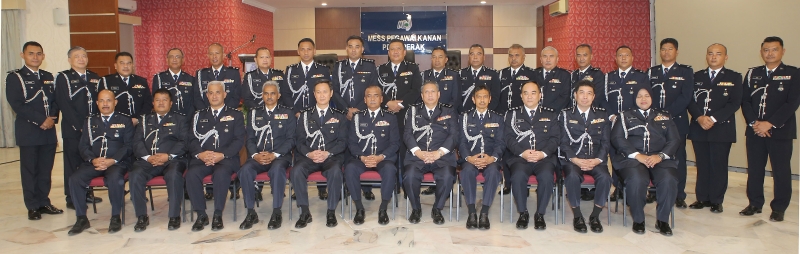 霹雳州警察总部众警官与各警区主任们一起拍合照。