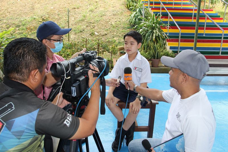 林奕宁以流利的英语接受媒体访问。
