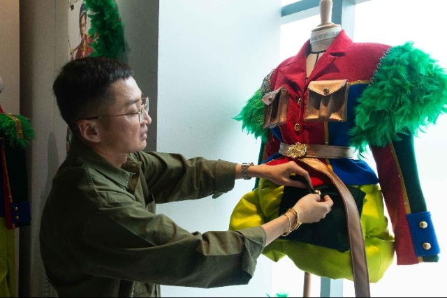 时装设计师李坤辉日前对学生作品做评审。（照片由吉隆坡ESMOD提供）