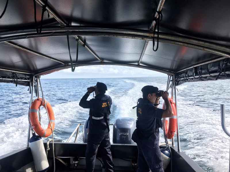 古达海事执法机构官员在西加地海域寻找失踪者下落。