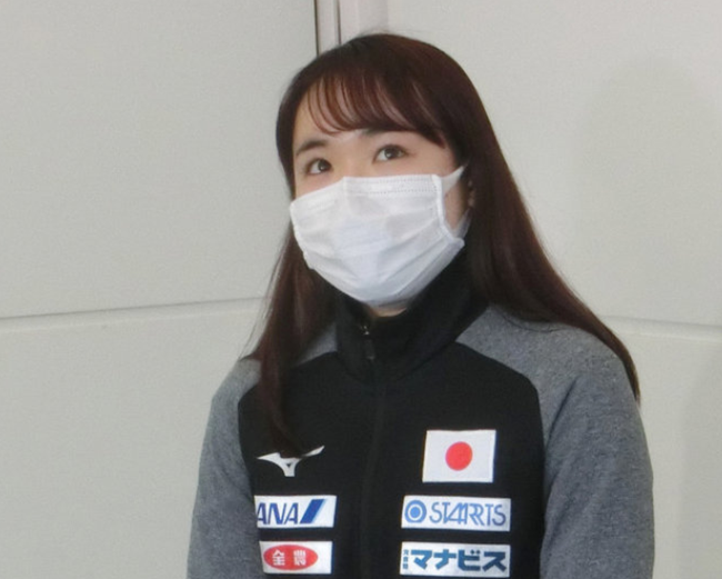 在羽田机场接受访问时戴着口罩的伊藤美诚认同世乒赛延期的做法，并直言安全第一。