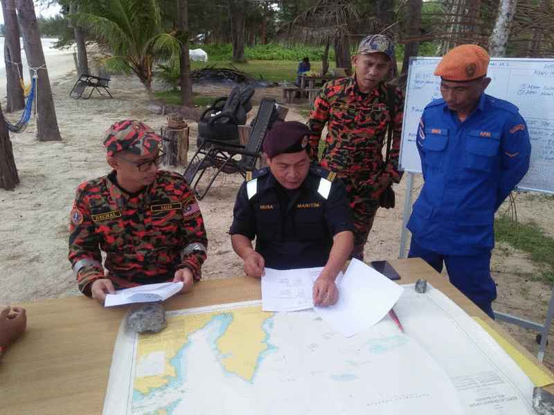 古达海事执法机构官员在西加地附近甘榜德如公岸扎营搜觅失踪者。
