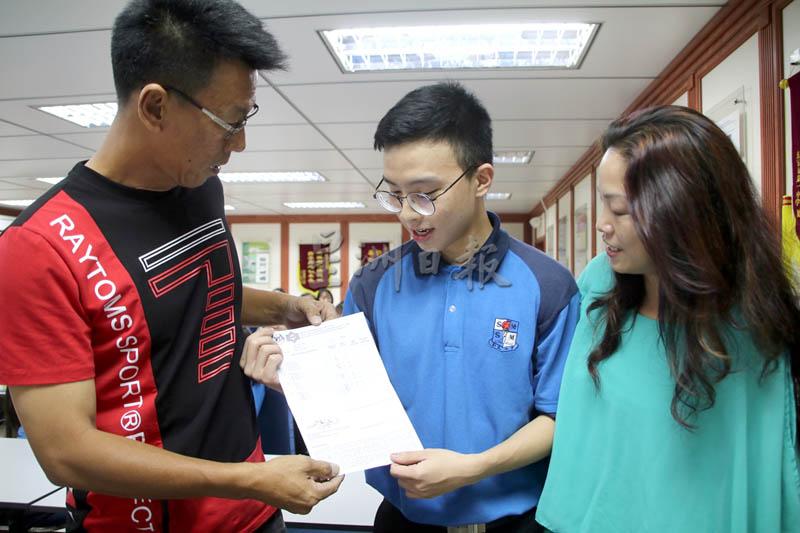 李俊毅与父母分享考获佳绩的喜悦。