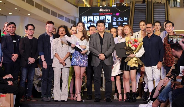 吉隆坡ESMOD日前在Avenue K举办毕业时装秀，叶玠颖（前排左五）和赖美华（前排右三）在一众嘉宾的见证下得奖。