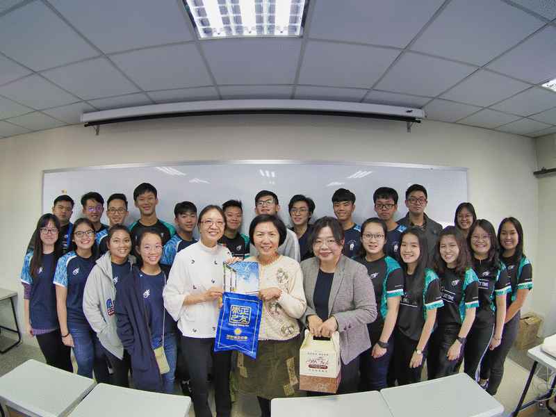 廖玉霞主任（左五）代表学长团赠送纪念品给成功大学。