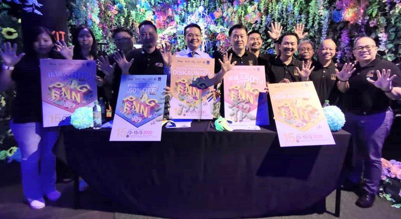 黄茁原（左四起）、杨顺兴、庄学腾和槟州旅游景点业者协会会员呼吁槟城人支持“槟城人旅游槟城” 配套。