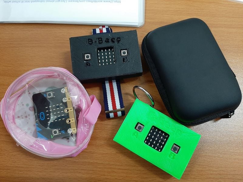 Micro Bit包装后不仅可当腕表配戴，还可包装成书包挂饰等。
