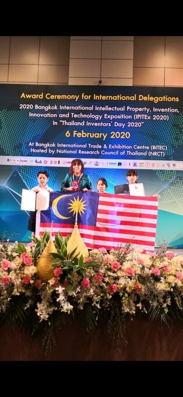 开明小学代表队在李晓娟的带领下上台领奖。
