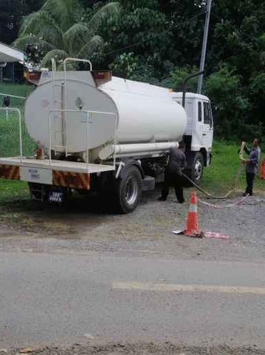 山打根水务局週三（26日）派出一辆水槽车，为肯特医院洗肾中心供水。