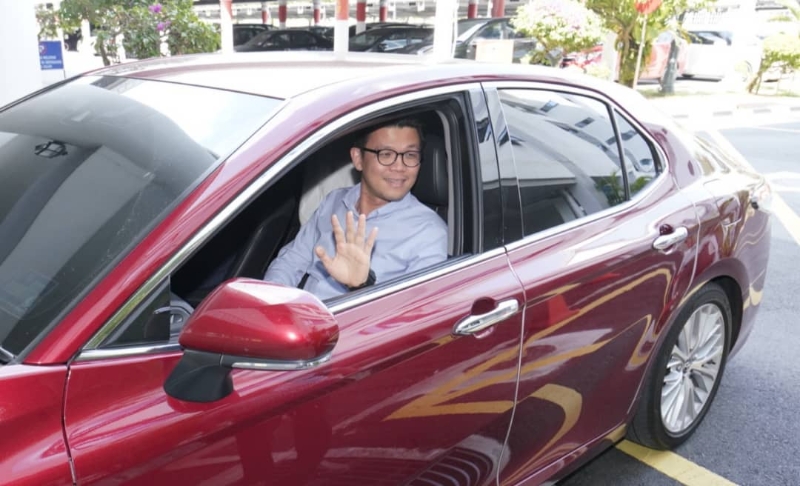 陈家兴于下午近4时抵达霹雳州政府大厦时，调下车窗跟媒体打招呼。