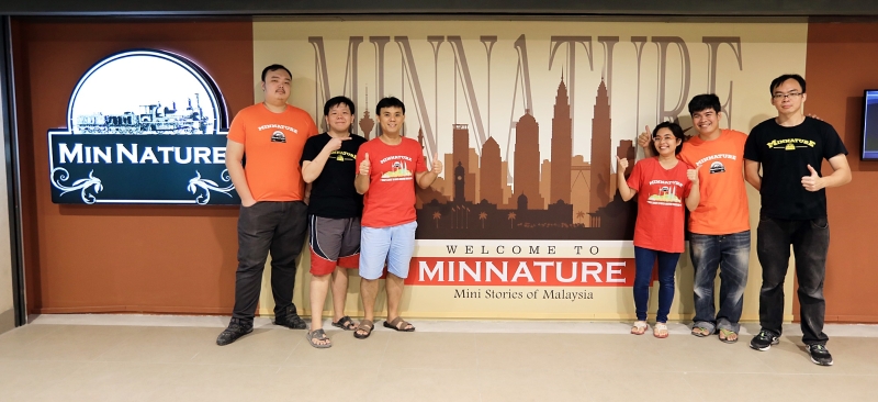 MinNature Malaysia欢迎民众及游客畅游小人国，一睹我国各地文化遗产的风采。右二起为范振发及陈思亲。