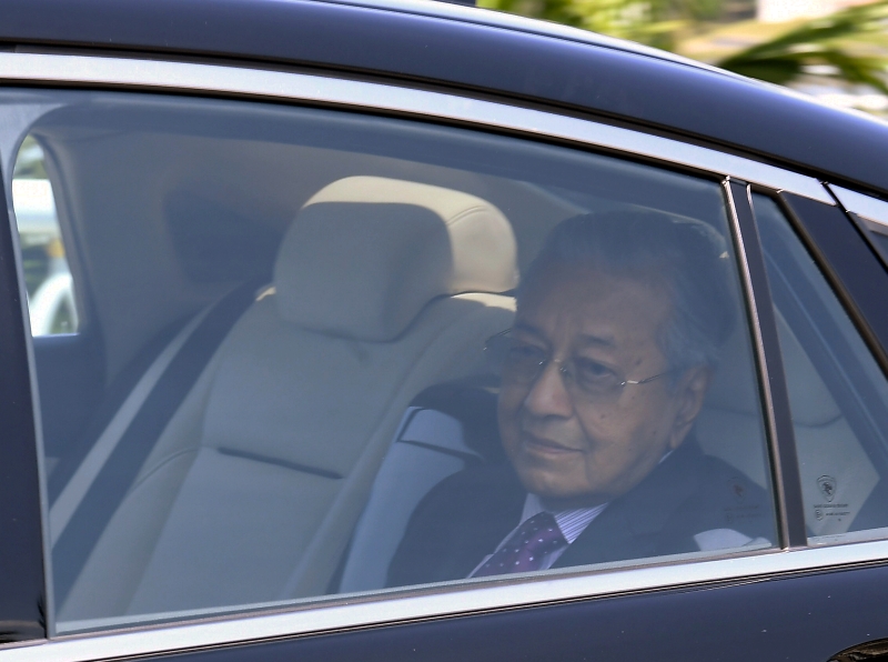 马哈迪觐见最高元首后，返回首相署办公。