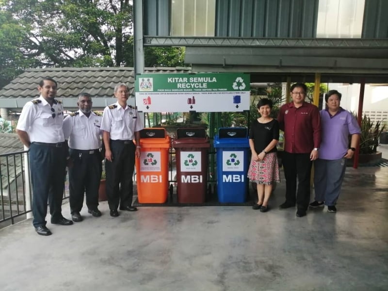 市政厅官员移交环保分离垃圾桶予狮尾崇德华小校长黄秋萍(右三)。右二及右一为黄家杰与崇德华小副校长唐琬丽。