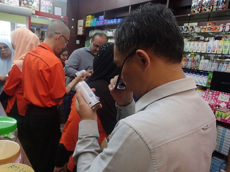 刘志良仔细检查一品牌饮料的生产资料。