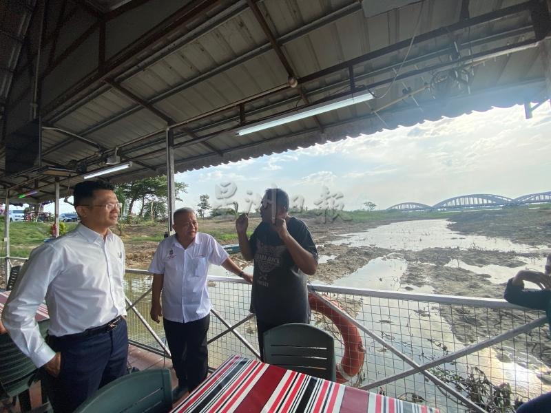 杨顺兴（左一及二）与赖国平一行人到文蒙里玛的红毛桥头水上餐厅参观，并聆听业者介绍该地的旅游情况。