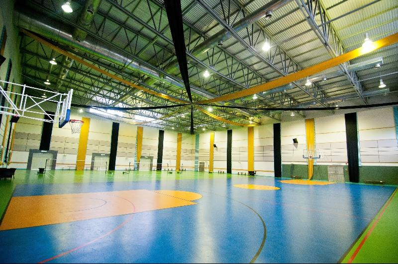 科廷大学马来西亚分校的体育设备齐全，图为宽敞明亮的篮球场。