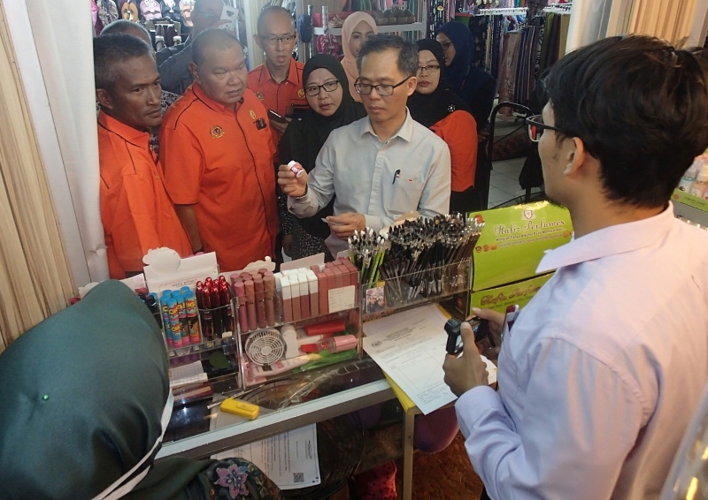 一些摊位也被发现售卖没有注册的药品。