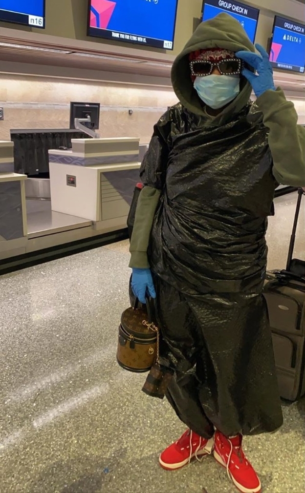 R&B女歌手莎茉华尔克以全副防疫武装出埠，夸张到将垃圾袋当衣穿上身现身机场。