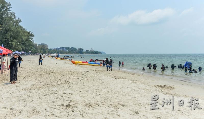 波德申海滩向来是人们短程旅游或度过周末的好地方。（图：星洲日报）