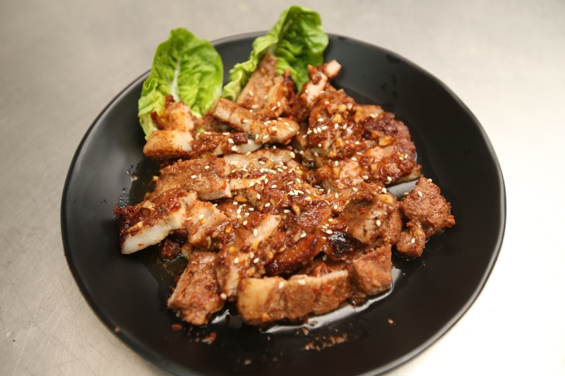 五香烤猪扒经烘烤后，猪肉肥瘦适中，酥脆软嫩，香而不柴。