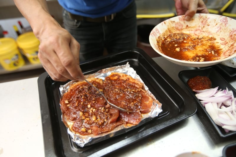 将两片中嘴肉铺在锡纸上，并将腌制的酱料涂在肉上，放入烤炉，以250度烤20分钟。