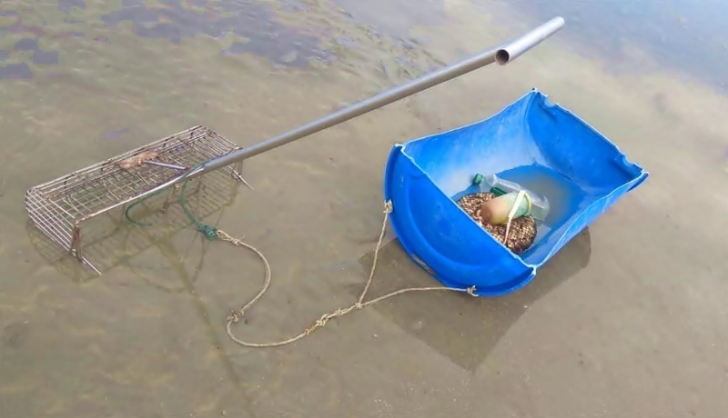 一把铁笼耙、一个切半的大油桶，就是蛤蜊渔民养活一家人的工具。