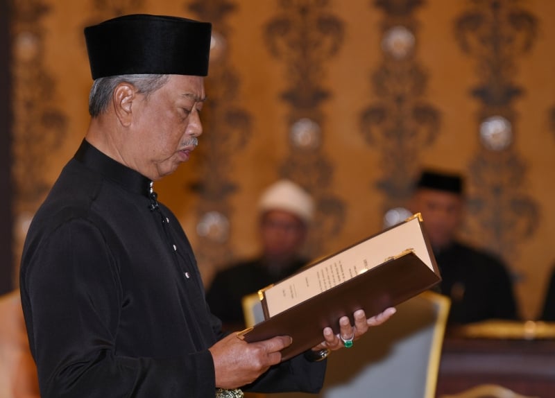 丹斯里慕尤丁在国家元首苏丹阿都拉陛下面前，宣誓就任马来西亚第八任首相。