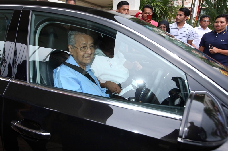 马哈迪亲自驾车离开首要领导基金会。