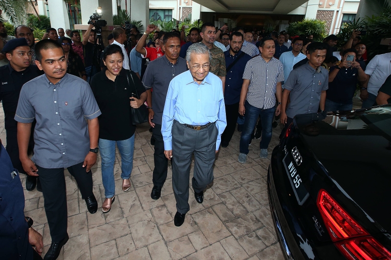 马哈迪在结束会议后，就在众党员的支持声中匆匆离开。