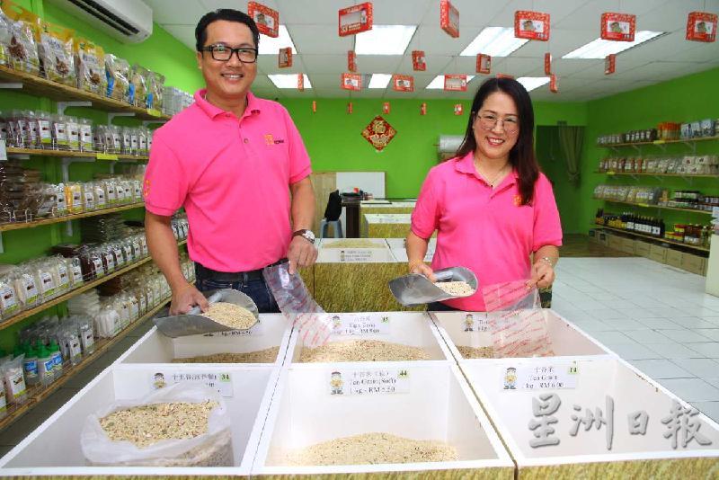 黄玉冰（右）和黄志霖姐弟根据客人的需求配米，让米饭成为日常膳食中最理想的营养来源。