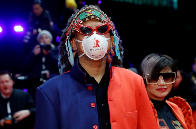 菲律宾歌手卡文以印地安造型及印有柏林影展标志的口罩踏上红毯，抢尽风头。

