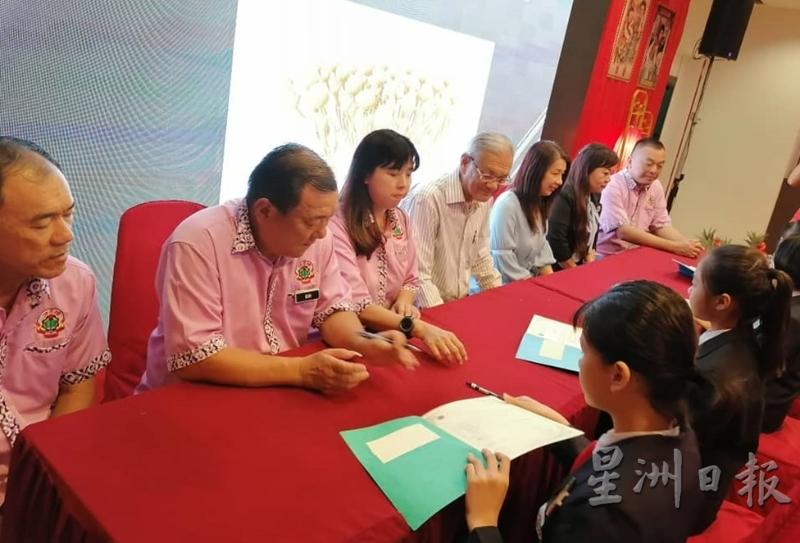 廖建伟(左起)、吴英莱、李昭翠、曾再明、李妮达、陈慧琦及汤侍城 见证巡察员正副团长签署就职宣誓书。