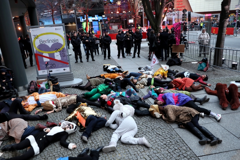 《第70届柏林影展》闭幕红地毯盛会开始前，场外有一批关注气候的环保团体公然睡街抗议。