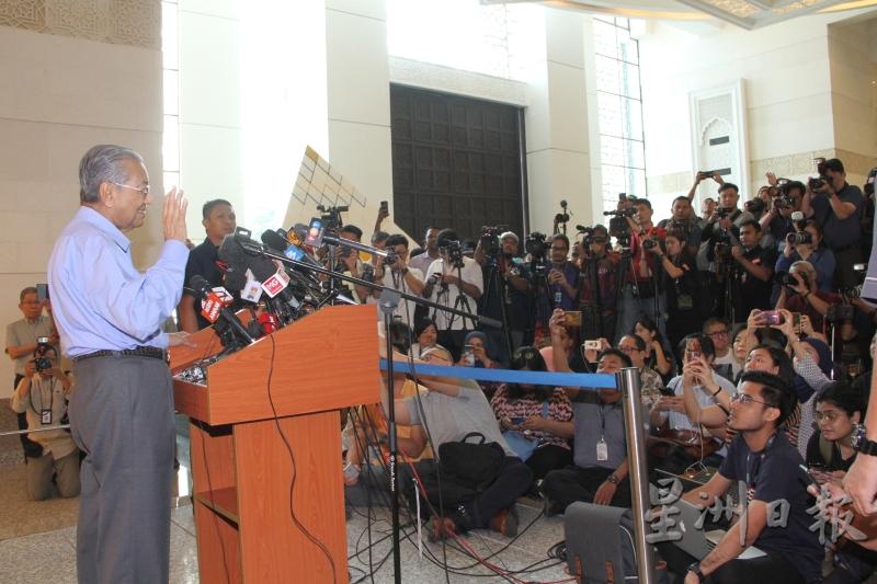 马哈迪在吉隆坡阿布卡里基金会召开新闻发布会，吸引大批国内外媒体前来报导。