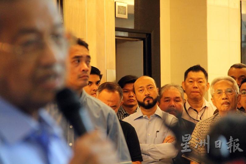马哈迪在新闻发布会上发表谈话时，一群希盟领袖在旁静候，聆听马哈迪发言。前排右起为卡迪耶欣及慕克里。