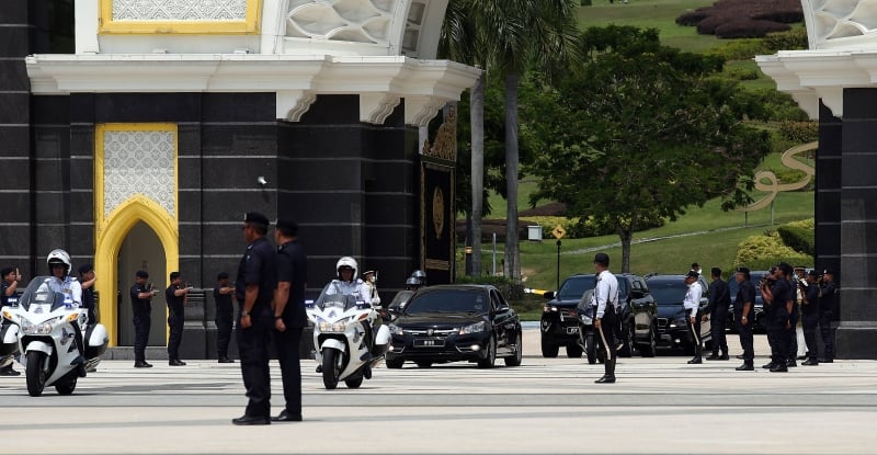 慕尤丁宣誓就任首相后，乘坐黑色宝腾将相轿车在警方护卫队的护送下离开国家皇宫。