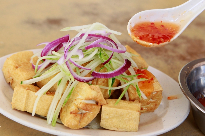 泰式豆腐（小：9令吉）炸豆腐沾上酸甜的泰式酱，能达到开胃的作用。（图：星洲日报）