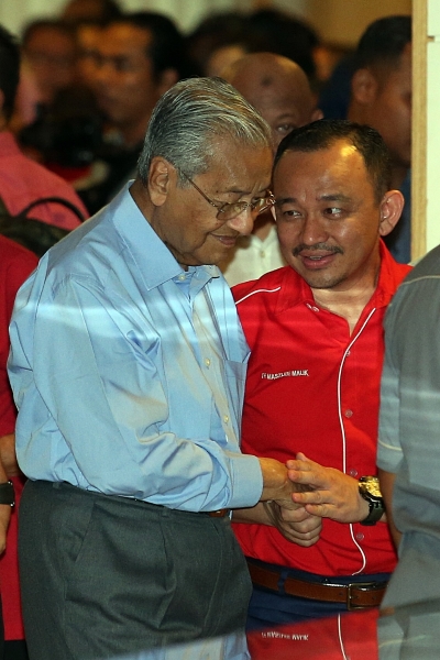 马哈迪在（左）与马智礼握手交谈几句。