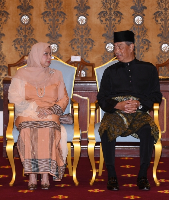 慕尤丁和妻子诺莱妮在国家皇宫内交谈。