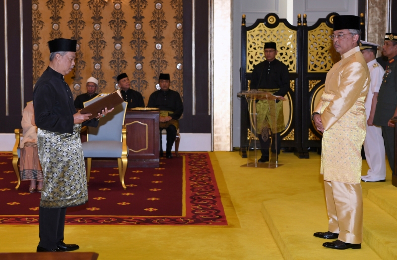 丹斯里慕尤丁星期日早上在国家元首苏丹阿都拉陛下面前宣誓就任马来西亚第八任首相。元首是于2月29日宣布，柔佛巴莪区国会议员慕尤丁获得多数国会议员的支持，因此根据联邦宪法第40(2)(a)以及43(2)(a)条文，委任慕尤丁担任首相。