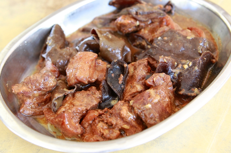 客家炸肉（23令吉，适合4至5人享用）用南乳腌制过的猪肉与黑木耳一起烹煮，具备浓郁的香味。（图：星洲日报）