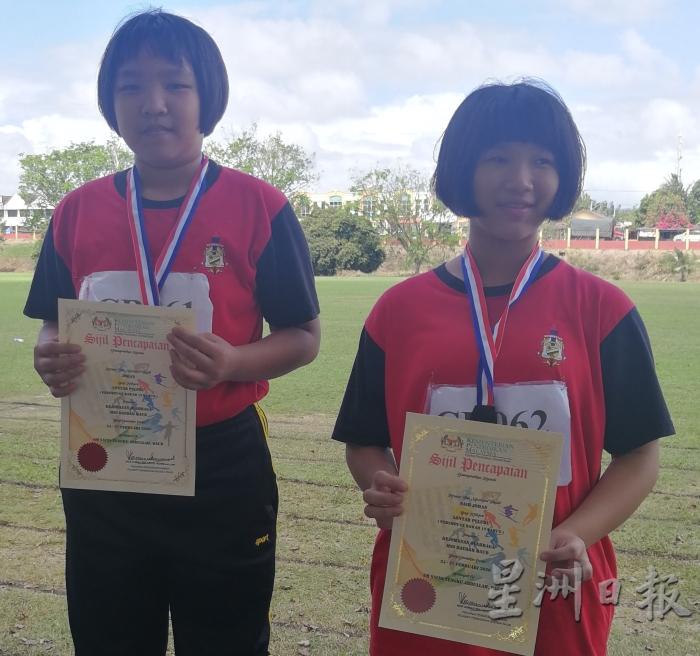 女子组铅球冠军陈佩萱（左）和亚军李业乐合照。（图：星洲日报）