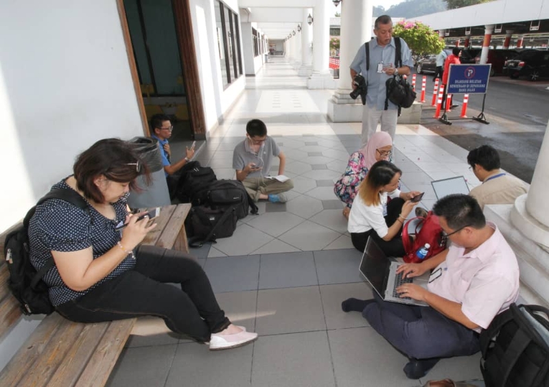 各媒体守在霹雳州政府大厦进行报道。