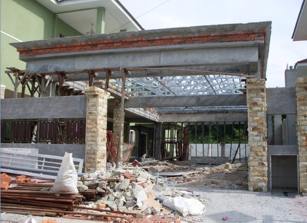 把沙和建筑材堆放在屋外是违例的,可被罚单。(照片来源:怡市政厅)